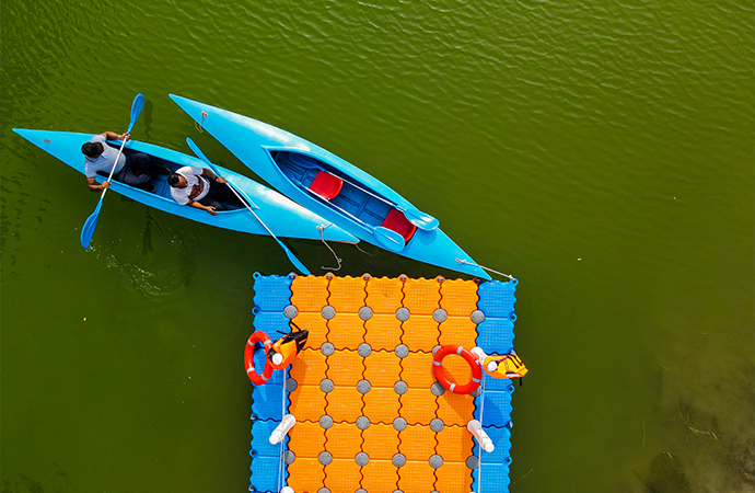 ride the boat in the lake